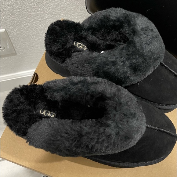 UGG SLIPPERS - Picture 3 of 4